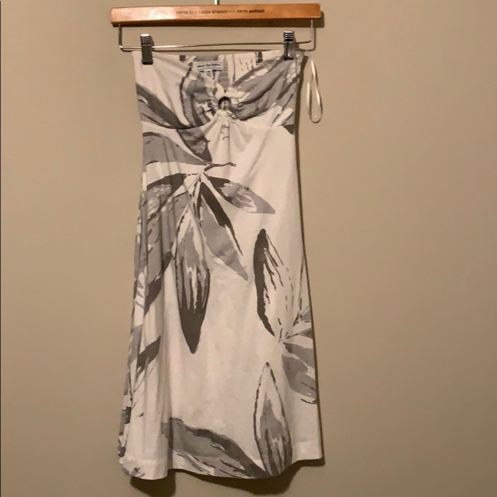 American Eagle White and gray tropical leaf dress